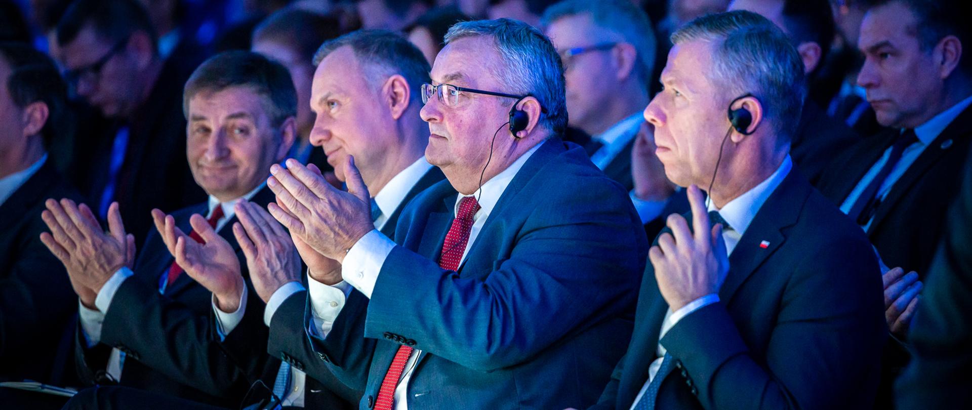 Minister infrastruktury Andrzej Adamczyk wraz Prezydentem RP Andrzejem Dudą i ministrem w KPRM Markiem Kuchcińskim