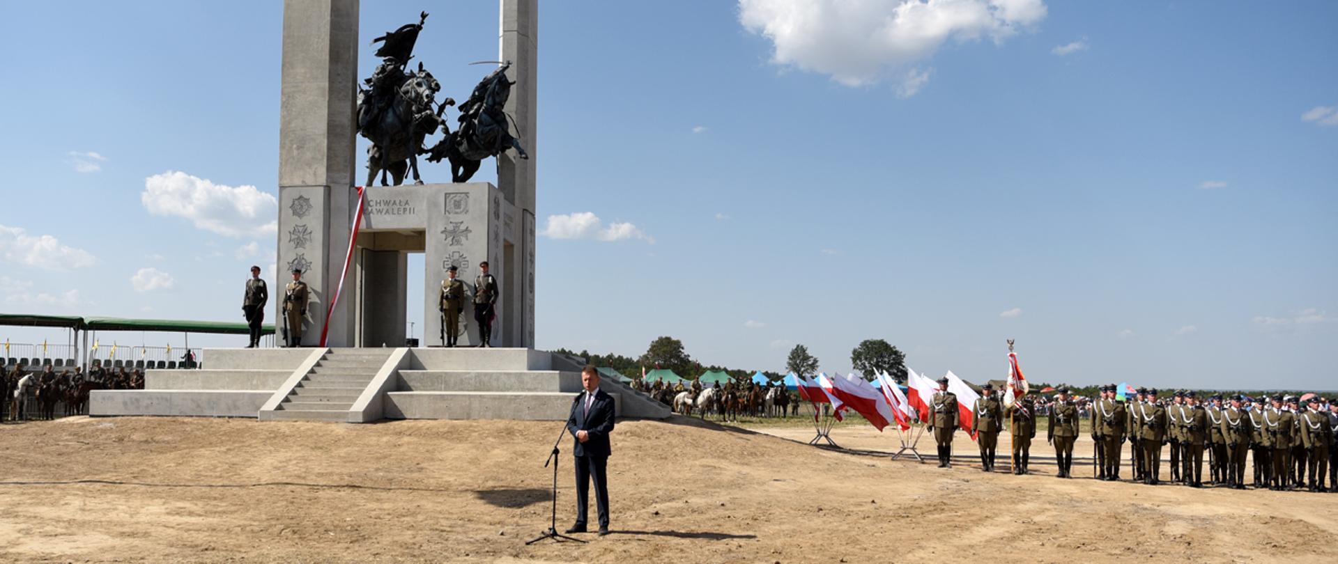 wicepremier Mariusz Błaszczak podczas uroczystości odsłonięcia Pomnika Chwały Kawalerii i Artylerii Konnej.