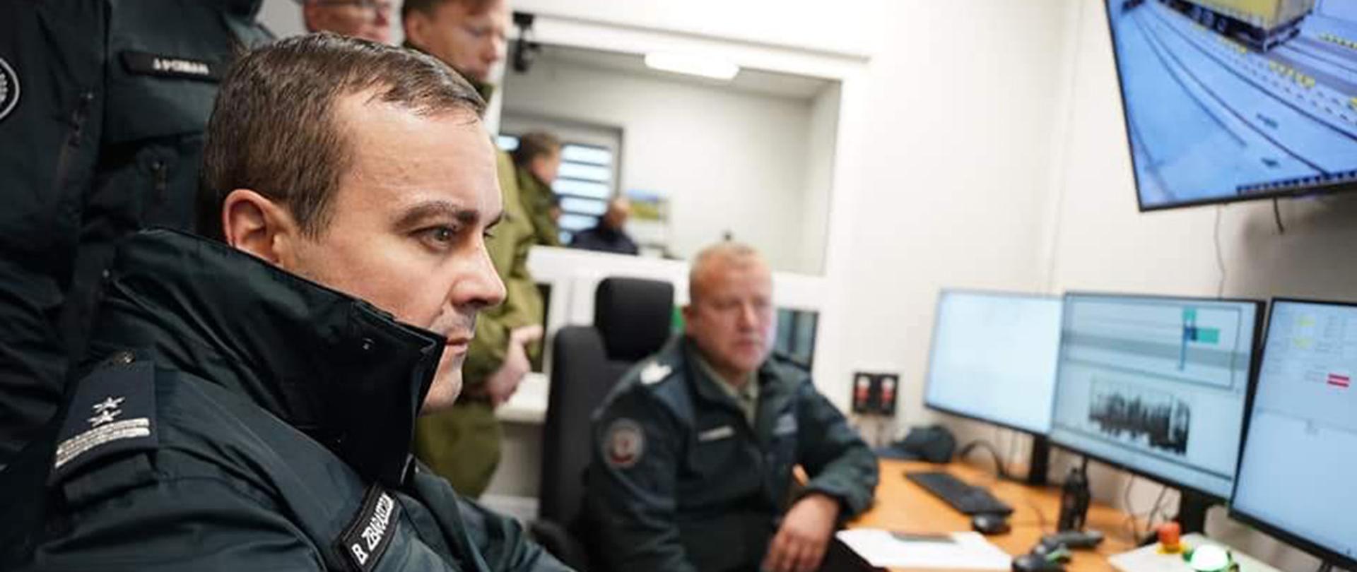 Szef KAS Bartosz Zbaraszczuk w pomieszczeniu do obsługi skanera.