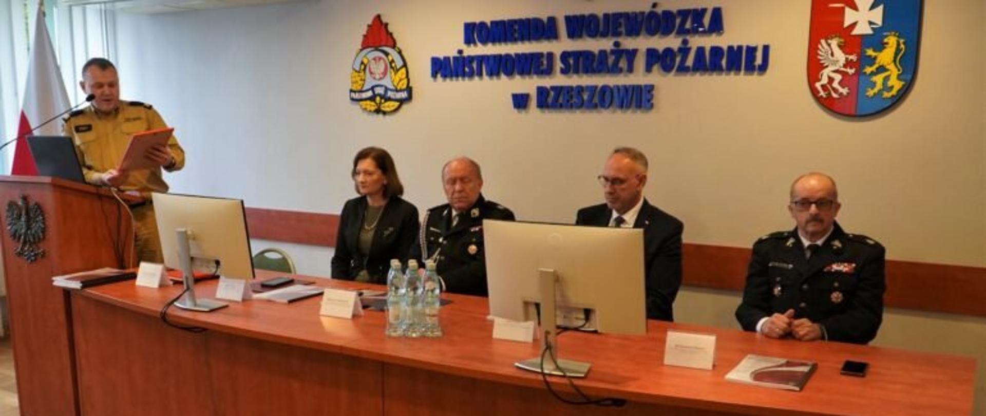 Komendant wojewódzki PSP nadbrygadier Andrzej Babiec zabiera głos podczas narady podsumowującej pracę podkarpackich strażaków. 