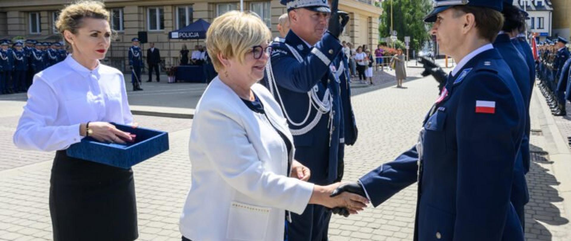 Wojewoda podkarpacki Teresa Kubas-Hul wraz z policjantami podczas wojewódzkich obchodów święta Policji 