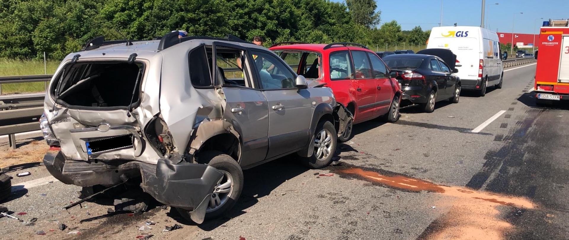 Na zdjęciu znajdują się samochody po zderzeniu. Widoczne są ślady wycieków.