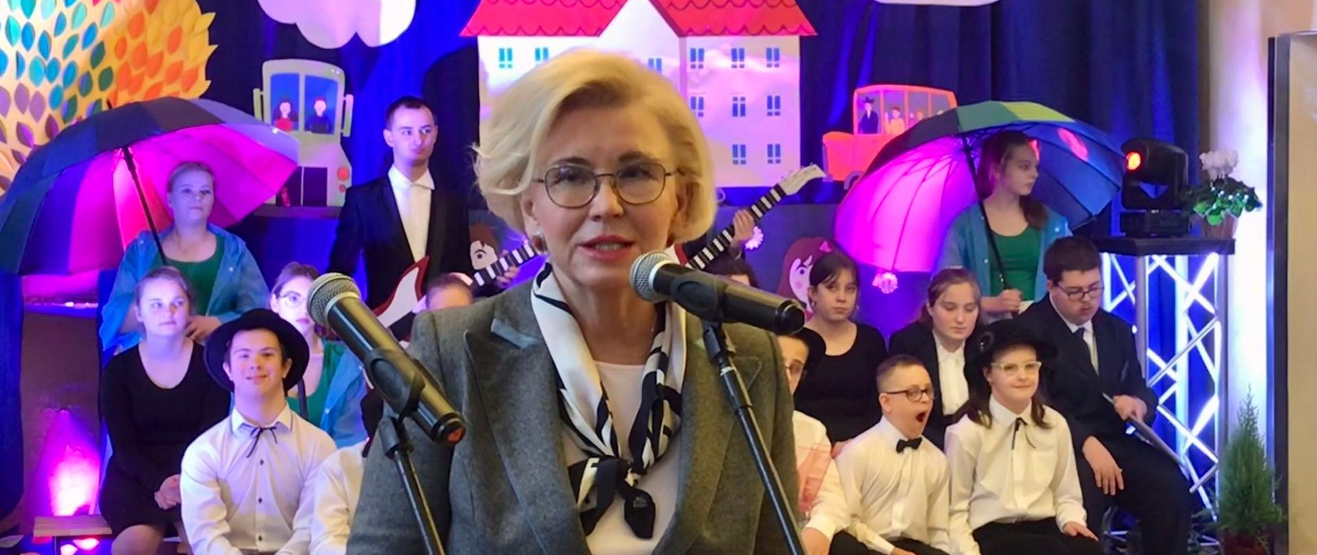 Specjalistyczne Centra Wspierające Edukację Włączającą – rusza pilotażowy program na Podkarpaciu, wiceminister Marzena Machałek przemawia podczas spotkania z uczniami.