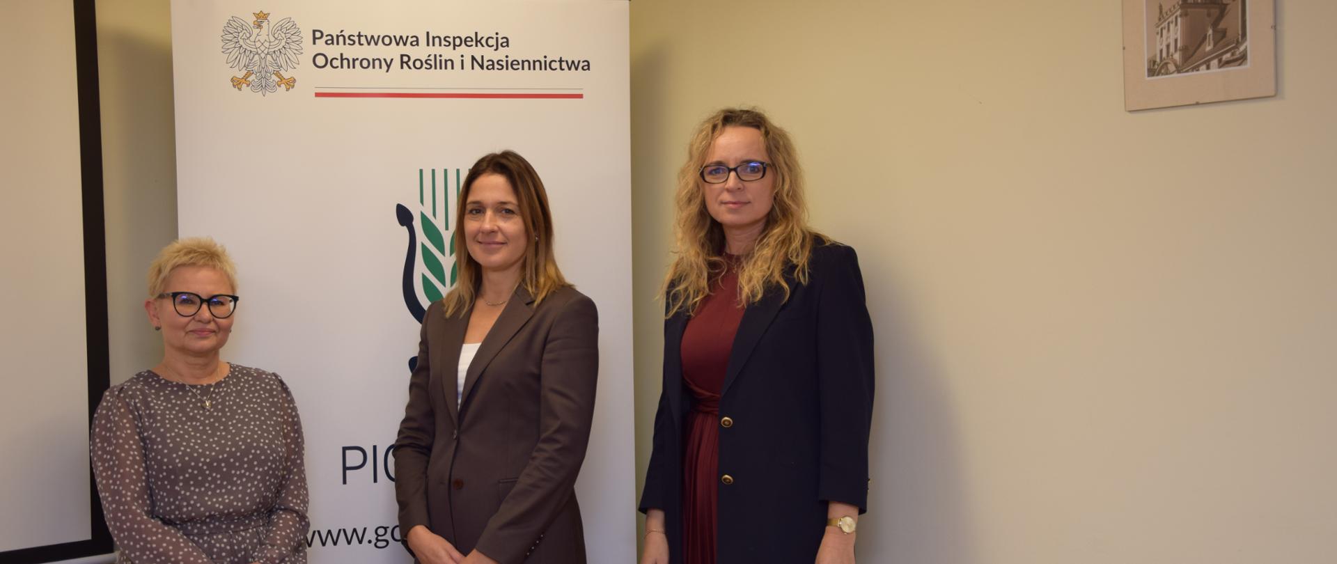 od strony prawej - Dolnośląski Wojewódzki Inspektor Ochrony i Nasiennictwa - p. Bernadeta Kucharska, Główna Inspektor Ochrony Roślin i Nasiennictwa p. Magdalena Makowska oraz Kierownik Oddziału Centralnego Laboratorium we Wrocławiu p. Anna Młynarczyk. 