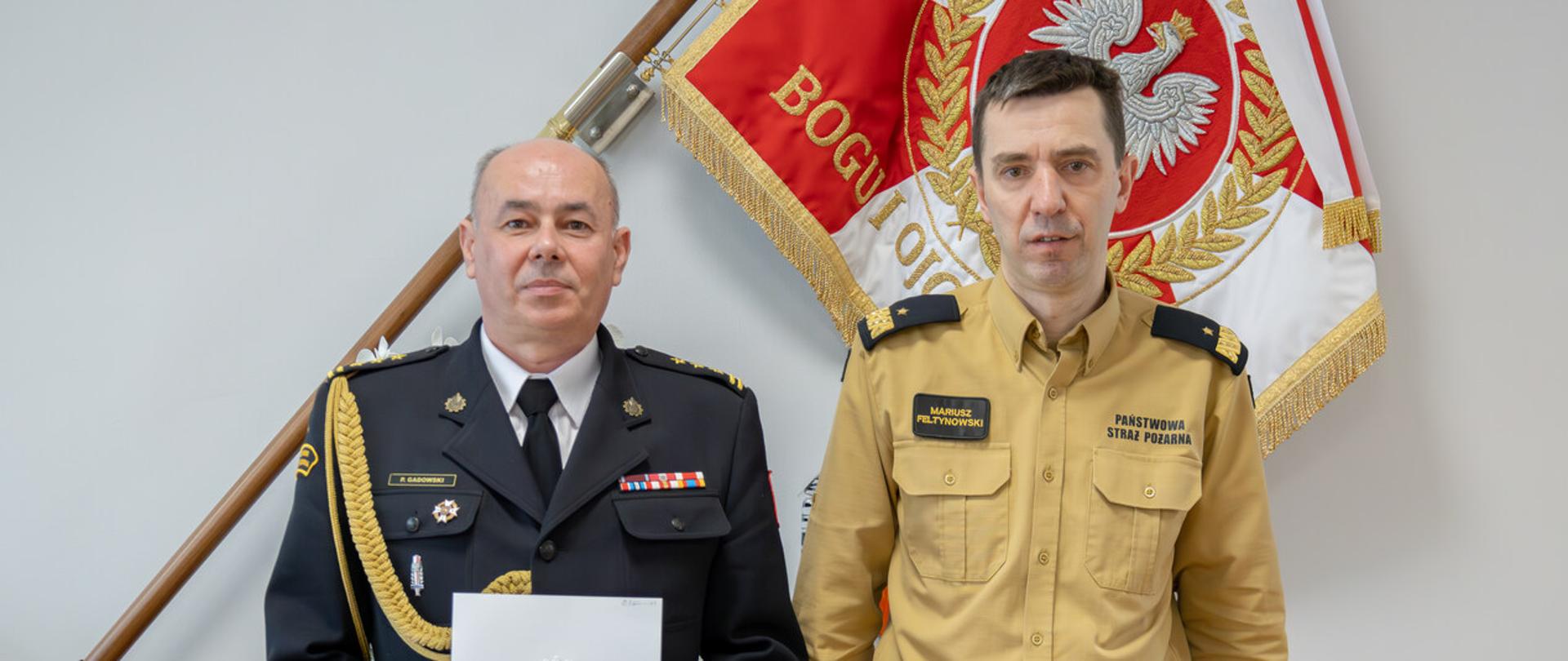 Na zdjęciu widoczni na tle sztandaru komendant główny PSP nadbryg. dr inż. Mariusz Feltynowski i powołany na stanowisko zastępcy małopolskiego komendanta wojewódzkiego PSP st. bryg. mgr inż. Piotr Gadowski.