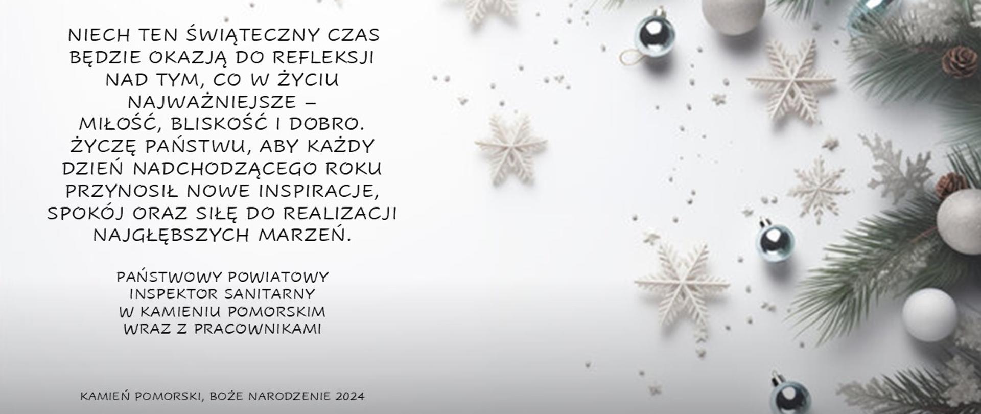 Po lewej na jasny tle życzenia świąteczne od Powiatowego Państwowego inspektora Sanitarnego w Kamieniu Pomorskim wraz z pracownikami. Po prawej kompozycja z gałązek iglastych, bombek i śnieżynek.