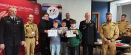 Zdjęcie przedstawia laureatów poziomu powiatowego OTWP wraz z przedstawicielami KP PSP w Zgierzu oraz ZOSP RP powiatu zgierskiego 
