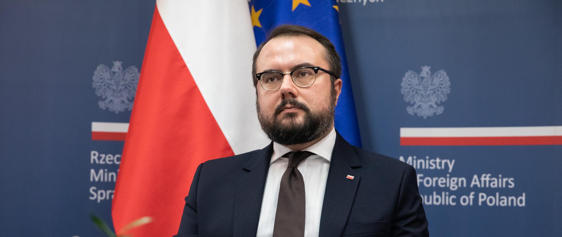 Wiceminister Jabłoński siedzi przy stole