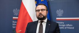 Wiceminister Jabłoński siedzi przy stole