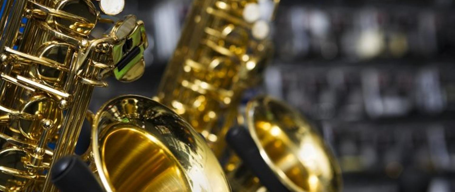 Zdjęcie przedstawiające saksofon w odbiciu lustrzanym
