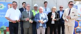 Zdjęcie grupowe. Paweł Augustyn, Zastępca Prezesa Zarządu NFOŚiGW podczas uroczystość podpisania i wmurowania aktu erekcyjnego Instalacji Termicznego Przekształcania Odpadów w Suwałkach.