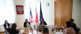 na zdjęciu pani minister podczas spotkanie z delegacją słowacji, 7 osób siedzi przy okrągłym stole