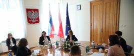 na zdjęciu pani minister podczas spotkanie z delegacją słowacji, 7 osób siedzi przy okrągłym stole