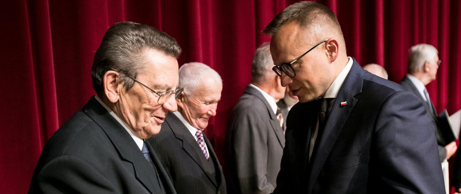 wiceminister Artur Soboń przekazuje nagrodzonemu okolicznościowy dyplom