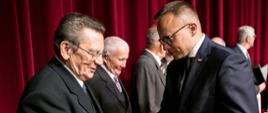 wiceminister Artur Soboń przekazuje nagrodzonemu okolicznościowy dyplom