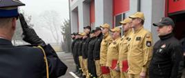 Strażacy żegnający emerytów.