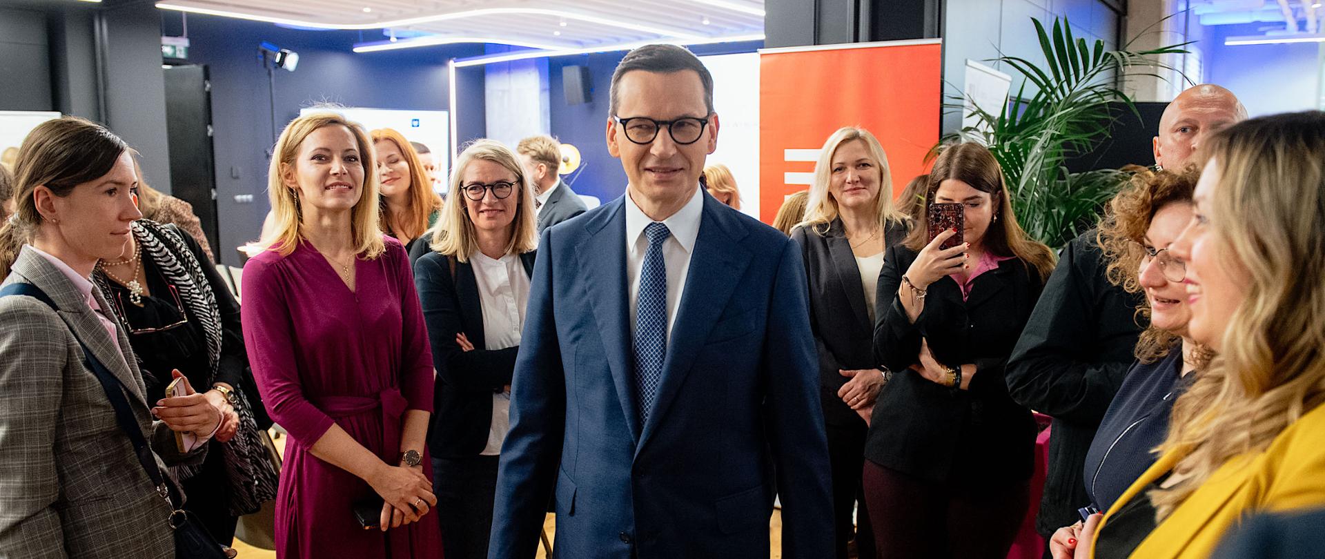 Premier Mateusz Morawiecki w gronie kobiet.