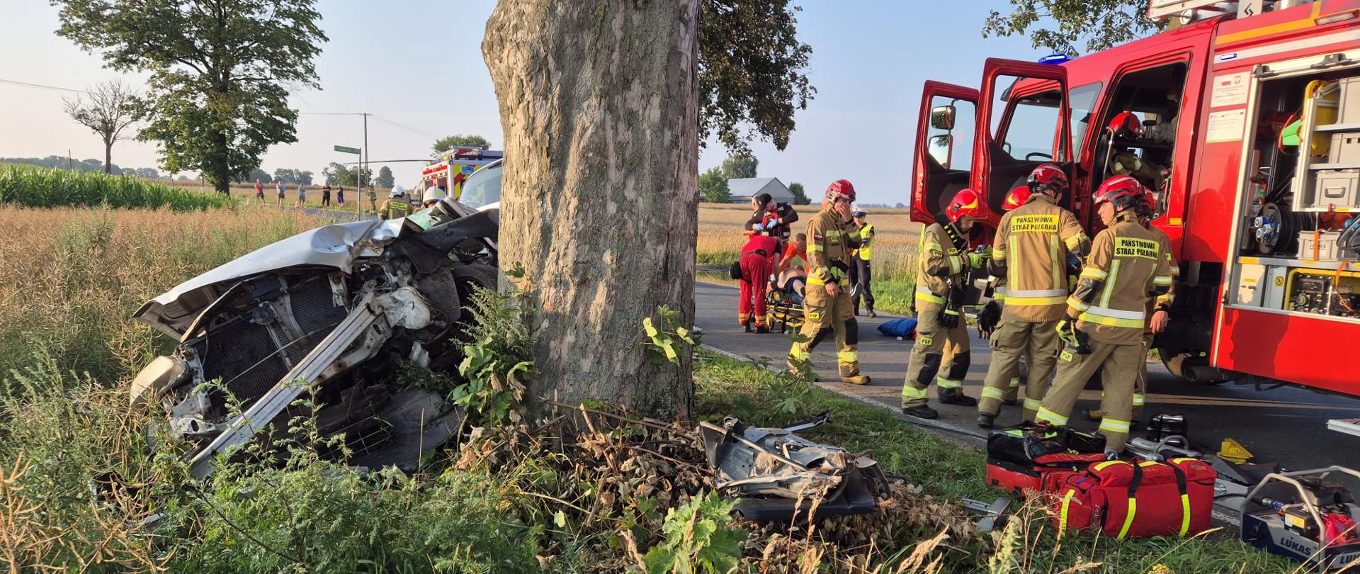 Wypadek samochodu osobowego – kierowca uwięziony w pojeździe