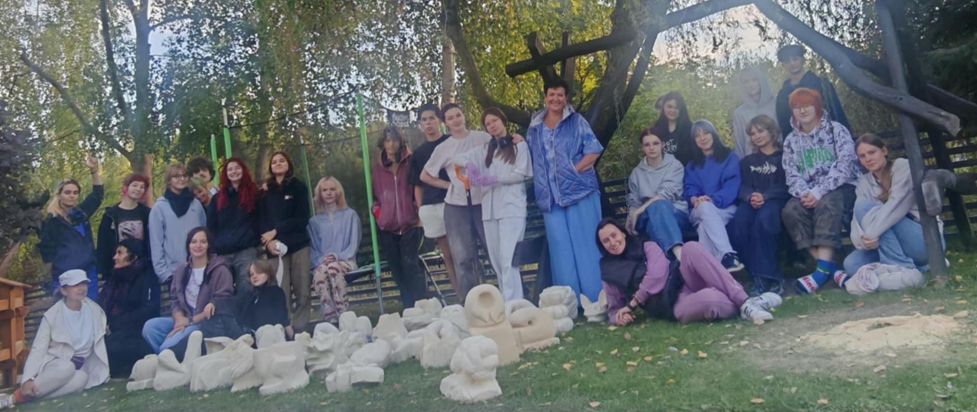 Na zdjęciu uczestnicy pleneru wraz ze swoimi pracami