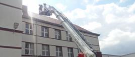 Ćwiczenia strażaków na obiekcie szkoły podstawowej