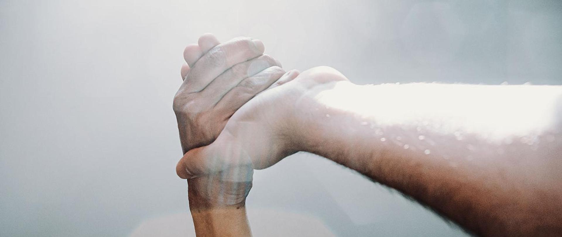 Dwie dłonie się ściskają