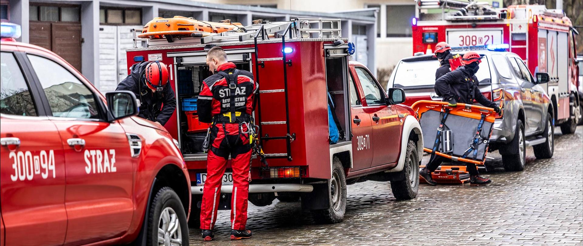 Ewakuacji kobiety w stanie zagrożenia życia z mieszkania na 5 piętrze.