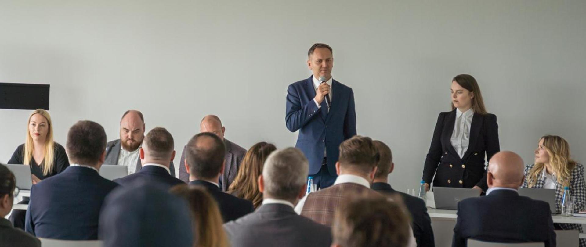 Zdjęcie z inauguracji Zespołu ds. wsparcia polskiego sektora ICT. Na zdjęciu przedstawiciele Ministerstwa Cyfryzacji oraz Polskiej Agencji Inwestycji i Handlu. Przemawia wiceminister cyfryzacji Rafał Rosiński.