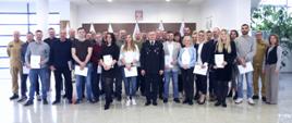 Pamiątkowe zdjęcie grupowe uczestników szkolenia aktualizującego inspektorów ochrony przeciwpożarowej (29 osób) w towarzystwie p.o. Komendant Centralnej Szkoły PSP, dwóch oficerów CS PSP oraz kobiety