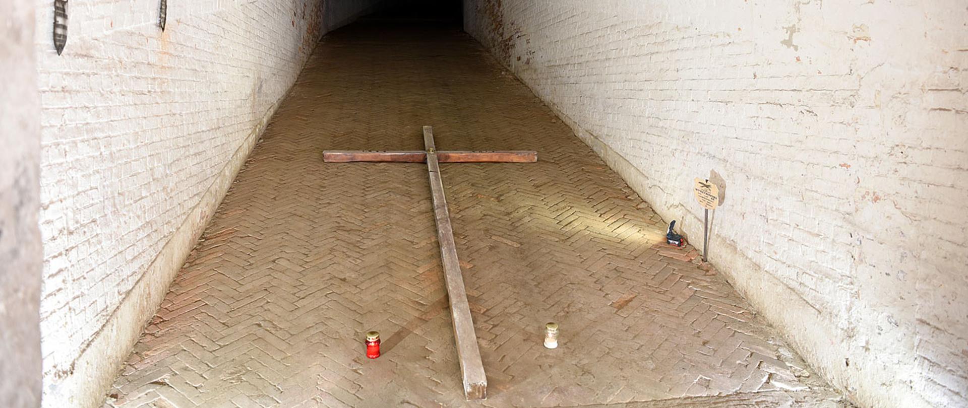 Pomiechówek. Widok krzyża umieszczonego w budynku fortu III w Pomiechówku.