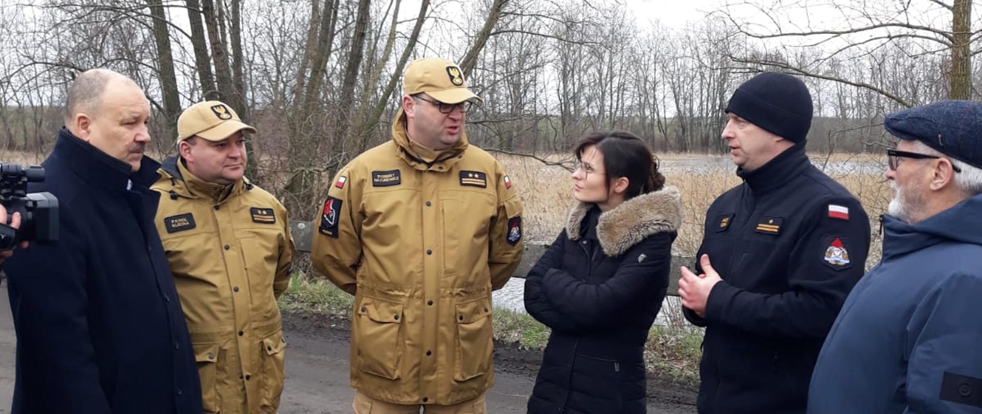 Wizyta Wojewody Wielkopolskiej oraz p.o. Wielkopolskiego Komendanta Wojewódzkiego PSP. Wojewoda Wielkopolska i funkcjonariusze PSP podczas wizytacji miejsca prowadzonych działań przeciwpowodziowych. 