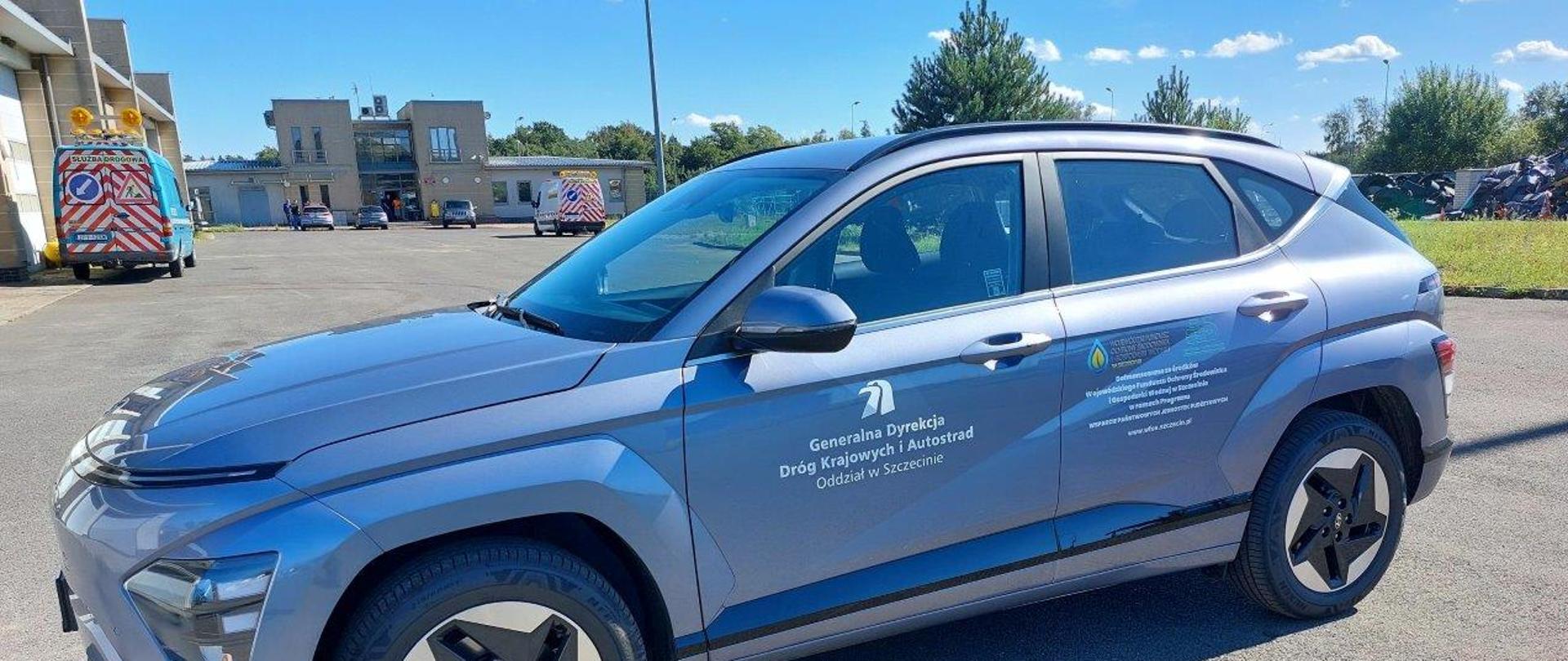 Samochód na parkingu z budynkami w tle