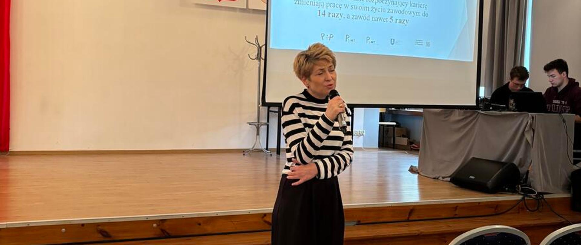 Prowadząca szkolenie dotyczące ścieżki kariery