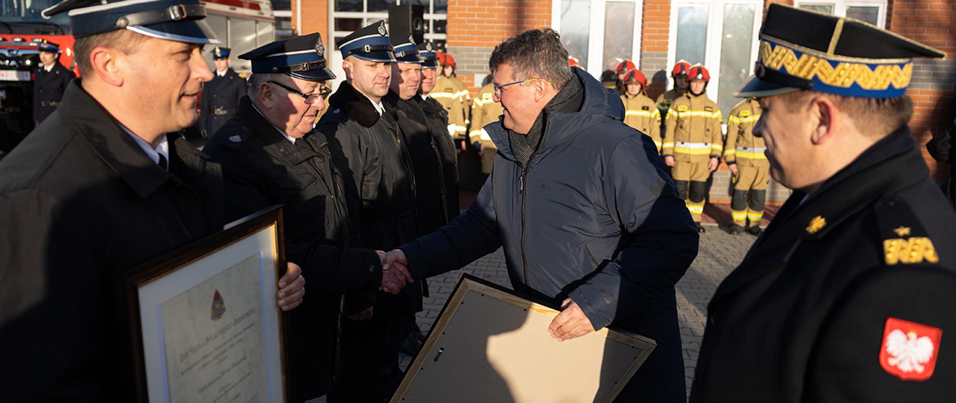 Wiceminister Maciej Wąsik wręcza decyzje