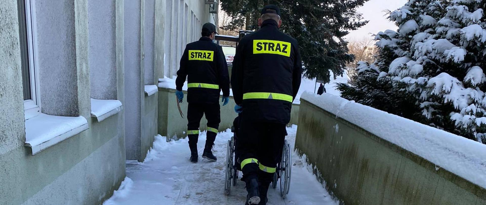 Na zdjęciu druhowie OSP podczas transportu do Szpitala seniorów na wózku inwalidzkim