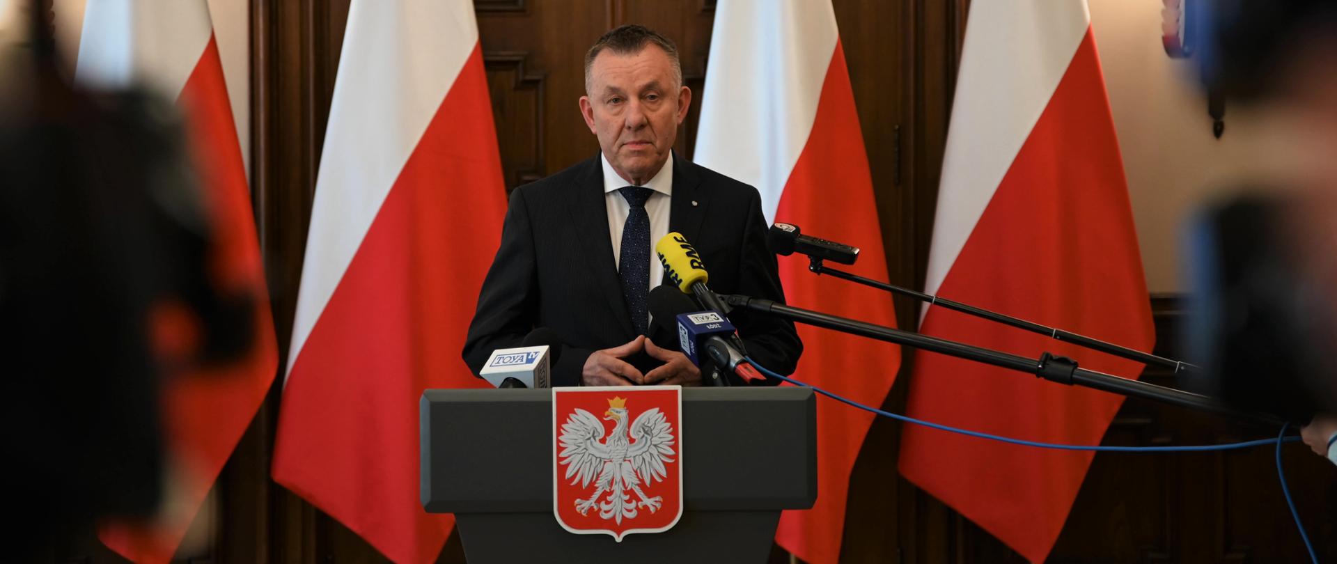 Wicewojewoda łódzki Karol Młynarczyk w trakcie konferencji prasowej 