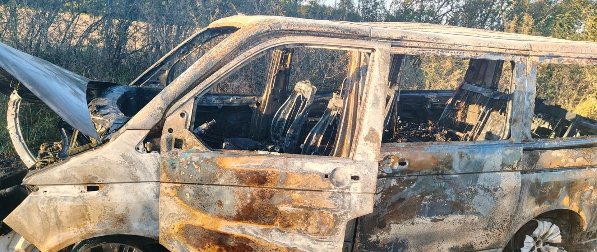 Całkowicie spalony samochód Van