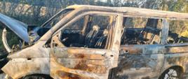Całkowicie spalony samochód Van