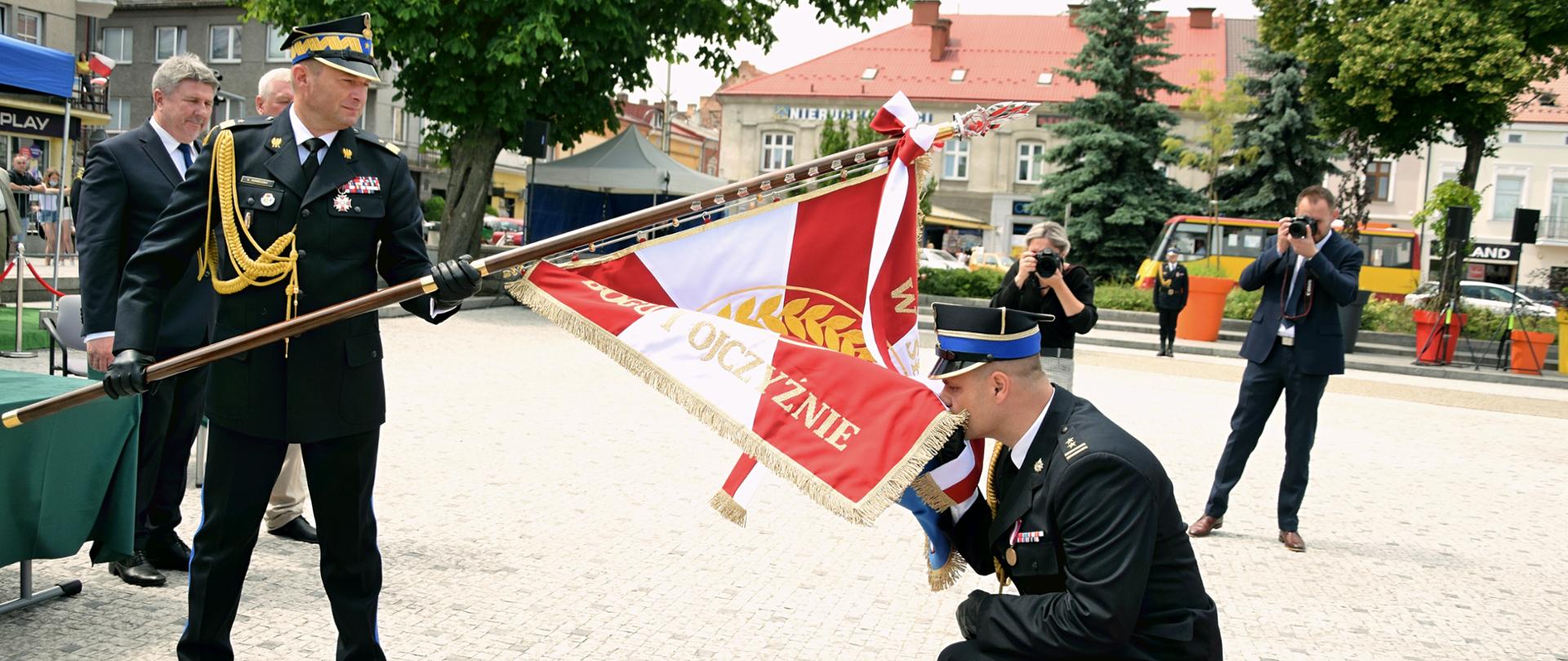 nadbrygadier Adam Konieczny trzyma sztandar, brygadier Piotr Śmietana całuje płat sztandaru
