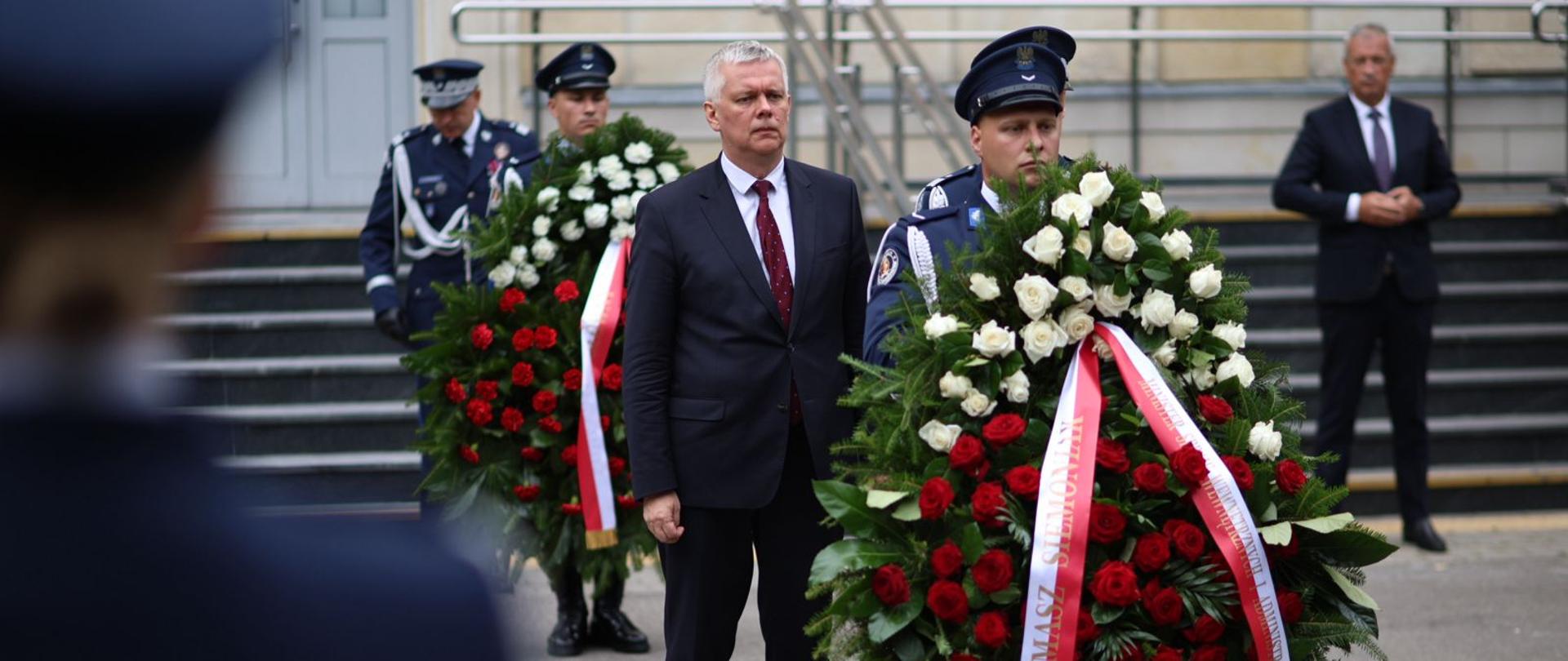 Uroczystość odsłonięcia tabliczek epitafijnych dwóch funkcjonariuszy Policji z udziałem ministra Tomasza Siemoniaka.
