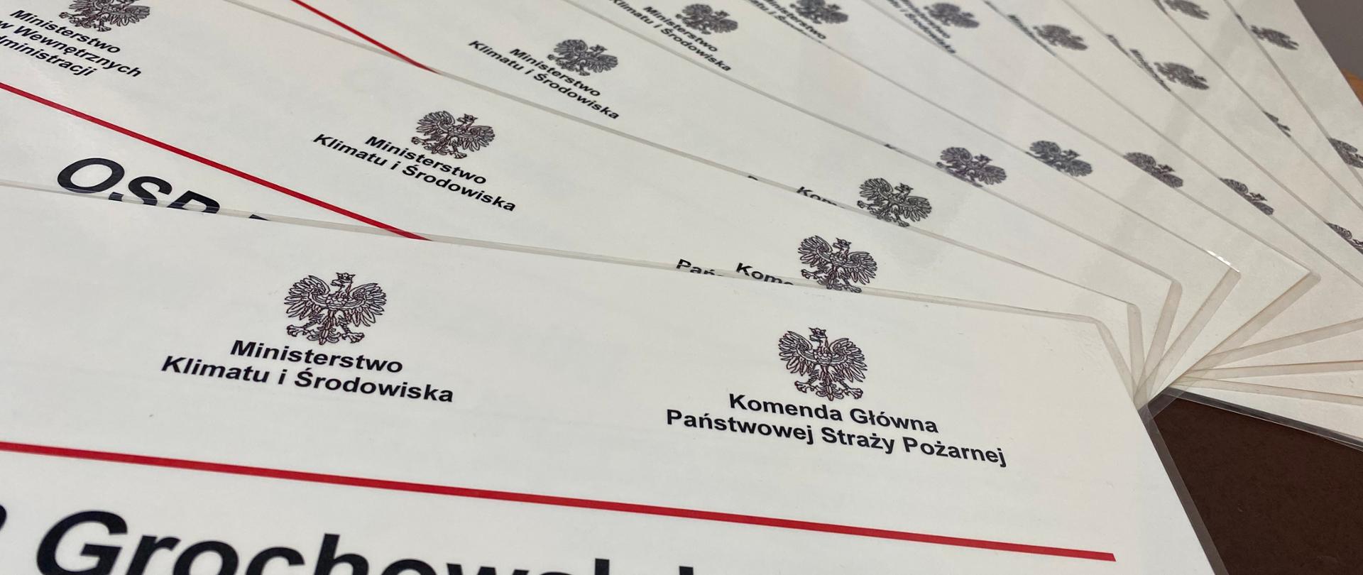 W szeregu ułożone dokumenty - na kształt wachlarza