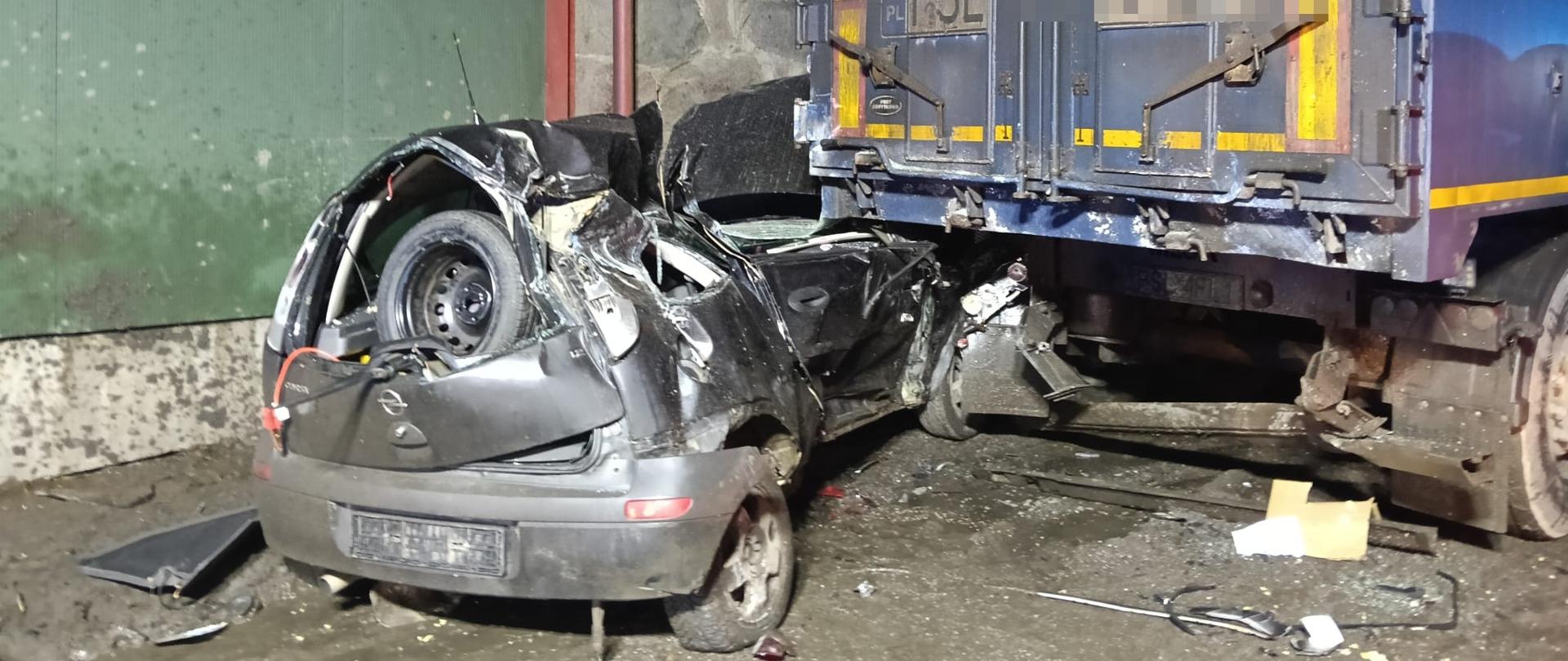 Na zdjęciu widać rozbity pojazd osobowy, który wjechał w tył naczepy ciężarówki 