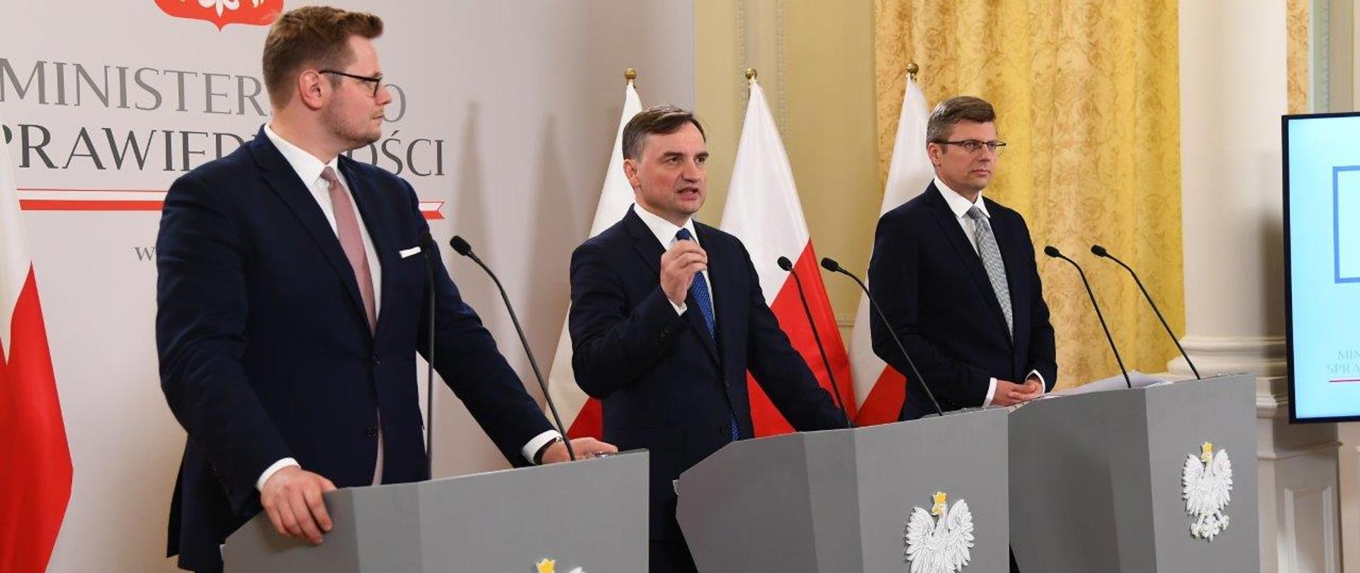 Konferencja prasowa w Ministerstwie Sprawiedliwości z udziałem Ministra Sprawiedliwości Prokuratora Generalnego Zbigniewa Ziobro oraz wiceministrów Michała Wosia i Marcina Warchoła. Tematem konferencji był przełom w walce z przestępczością.