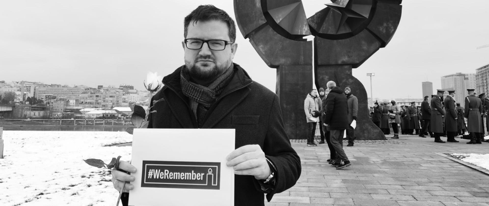 Povodom Međunarodnog dana sećanja na žrtve Holokausta, Ambasada Republike Poljske u Beogradu odala je počast žrtvama učešćem u državnoj ceremoniji polaganja cveća na spomenik žrtvama genocida u II svetskom ratu.