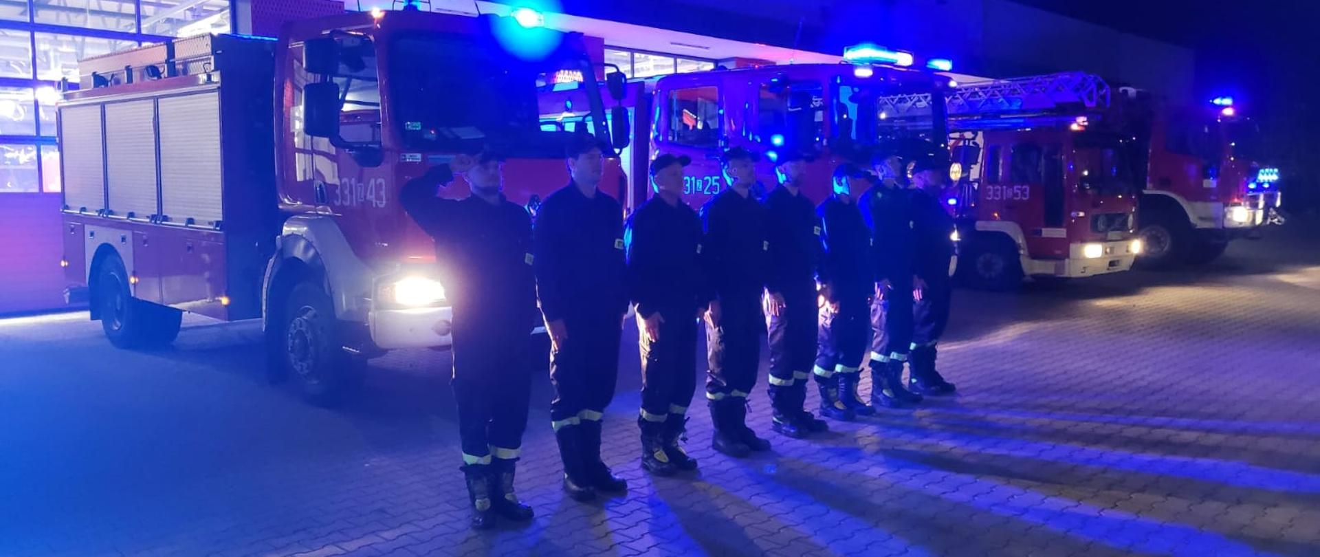 Oddanie hołdu zmarłemu strażakowi podczas działań