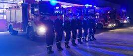 Oddanie hołdu zmarłemu strażakowi podczas działań