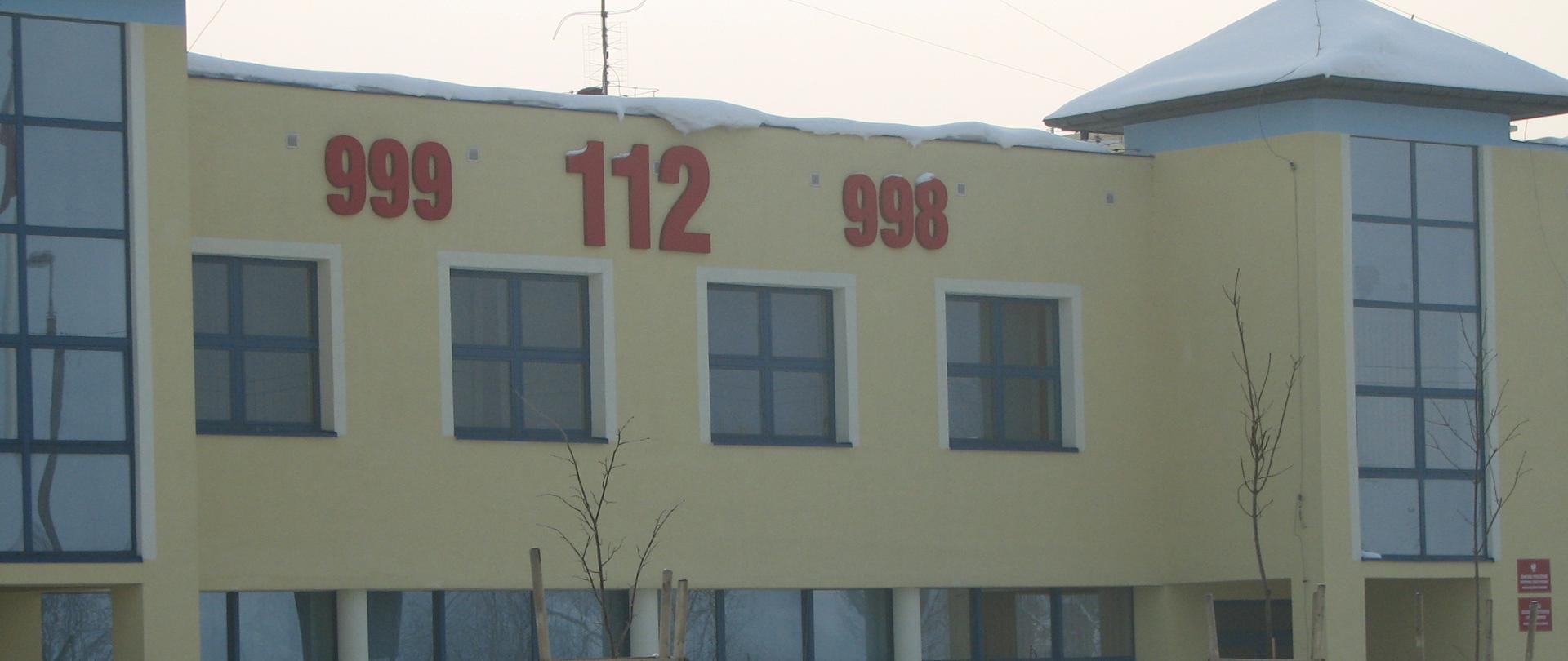 Widok na elewacje frontową budynku KP PSP w Błoniu. Zdjęcie wykonane zimą