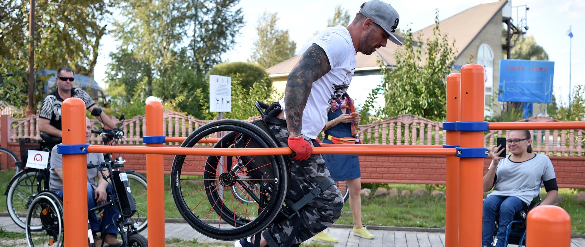 Akrobacje na placu sportowym w Lidzie 2 Fot Sergei Gapon for UNDP Belarus