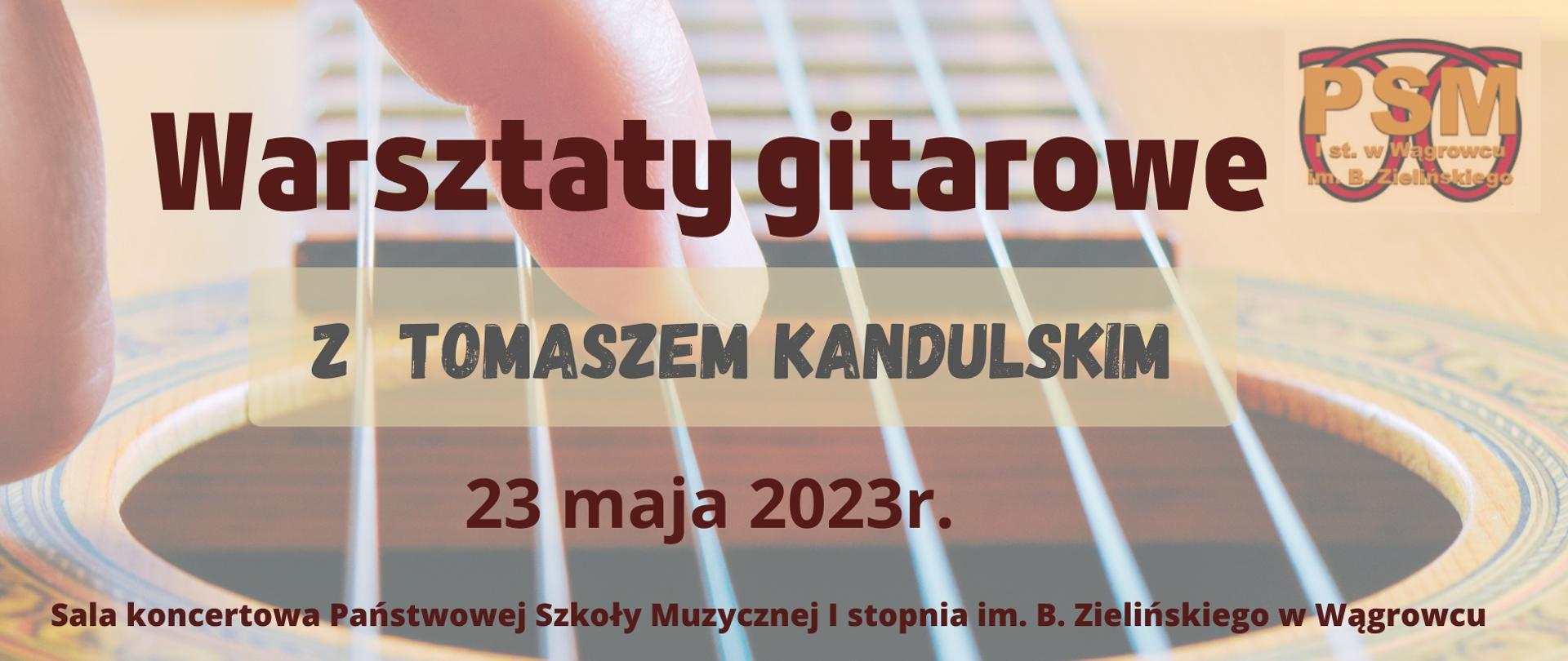 Plakat w kolorystyce żółto-piaskowej z dziećmi w tle informujący o warsztatach gitarowych z Tomaszem Kandulskim w PSM 23 maja 2023r.