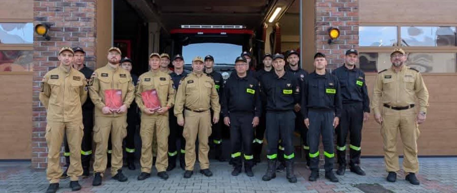 Na zdjęciu wszyscy uczestnicy uroczystej zmiany służby 