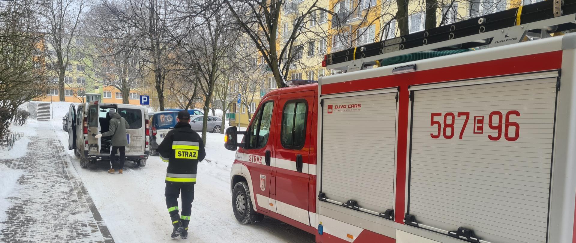 Na zdjęciu widać Lekki samochód ratowniczo gaśniczy który, zapewnia transport do punktu szczepień.